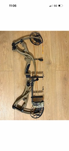 Hoyt carbon compound bow - carbon,